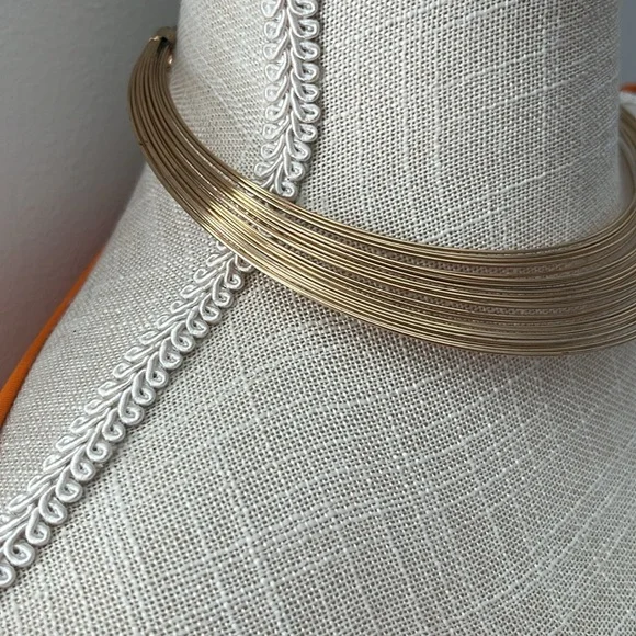 Gold layered choker necklace - Picture 5 of 8